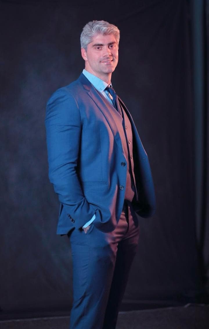 Dr. George Tavares realizando cirurgia